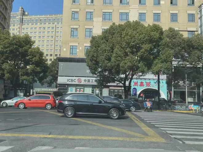 最尴尬的事”！左拐右转都是“铤而走险”→