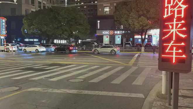最尴尬的事”！左拐右转都是“铤而走险”→凯发K8国际心惊肉跳！上海繁忙路口遭遇“(图2)