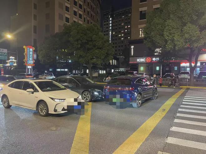 最尴尬的事”！左拐右转都是“铤而走险”→凯发K8国际心惊肉跳！上海繁忙路口遭遇“(图3)